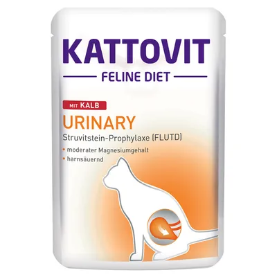 Kattovit Feline Diet Urinary mit Kalb. Struvitstein-Prophylaxe (FLUTD), moderater Magnesiumgehalt, harnsäuernd. Bild på katt med orange bakgrund.