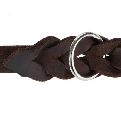 Détail d’un collier tressé en cuir marron avec anneau métallique rond visible au centre.