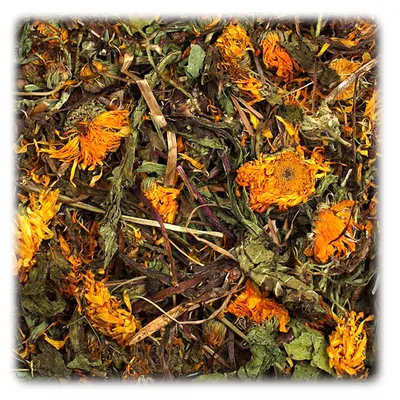 Getrocknete Kräuter und Blüten, darunter orangefarbene Ringelblumen und grüne Blätter. Mischung aus natürlichen Zutaten.