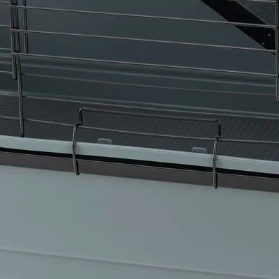 Detailansicht eines Käfigverschlusses aus Metall an einem grauen Kunststoffgehäuse.