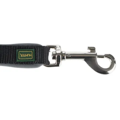 Hundeleine mit Metallkarabiner und grünem Hunter-Logo auf schwarzem Nylonband.