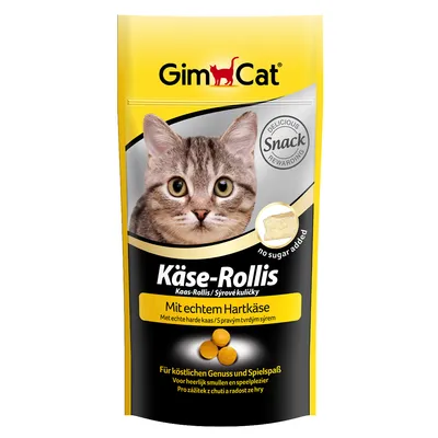 GimCat Käse-Rollis -kissanherkut, kovaa juustoa sisältävät pallot. Pakkauksessa teksti: 'no sugar added', 'Snack', 'Mit echtem Hartkäse'. Kuvassa harmaa kissa ja kolme herkkupalloa.