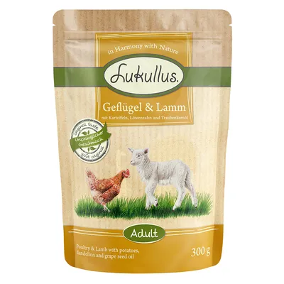 Lukullus Geflügel & Lamm Adult, 300 g. Tekst: mit Kartoffeln, Löwenzahn und Traubenkernöl. Original taste Ursprünglicher Geschmack. Billede af kylling og lam på græs.