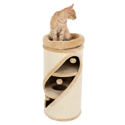 Kratzbaum in beige mit drei Ebenen, zwei Spielbällen und einer gepolsterten Liegefläche oben. Katze sitzt auf der oberen Liegefläche.