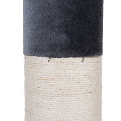 Détail d’un poteau recouvert de corde en sisal beige et de tissu gris foncé, matériaux visibles pour griffoir à chat.