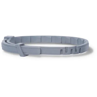 Grijze kunststof halsband met verstelbare sluiting, geen merknaam of tekst zichtbaar.