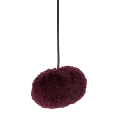 Pluche bol aan zwart koord, zichtbaar materiaal: stof. Geen merknaam of tekst aanwezig.