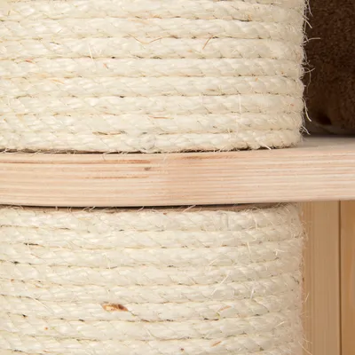 Detail van sisaltouw en houten plank, zichtbaar op een krabpaal voor katten. Materialen: sisal en hout.