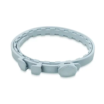 Collar ajustable de plástico gris claro, sin marca visible, con cierre de hebilla y diseño segmentado.