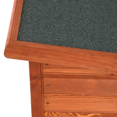 Detalle de tejado inclinado con superficie rugosa y estructura de madera barnizada, parte superior de una caseta para mascotas. Detalle de tejado inclinado con superficie rugosa y estructura de madera barnizada, parte superior de una caseta para mascotas.