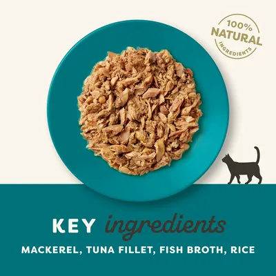 Glavni sastojci (tekst na engleskom): skuša, file tune, riblji temeljac, riža. Oznaka: 100% natural ingredients. Prikaz hrane za mačke na plavom tanjuru.