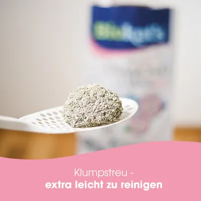Klumpstreu auf einer Schaufel, Text: Klumpstreu - extra leicht zu reinigen.