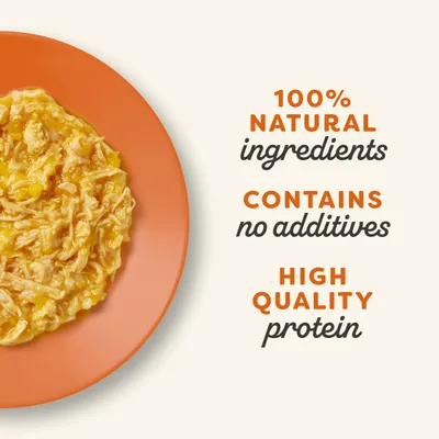 100% natural ingredients, contains no additives, high quality protein – tekst w języku angielskim widoczny obok dania na pomarańczowym talerzu.