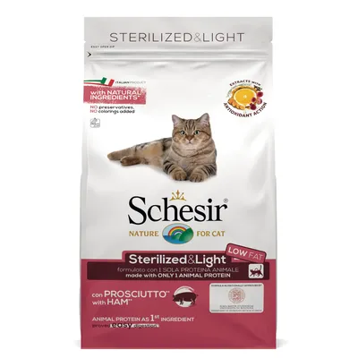Schesir Nature for Cat Sterilized & Light con prosciutto, low fat. Con ingredienti naturali, senza conservanti né coloranti. Estratti con azione antiossidante. Testo in inglese e italiano.