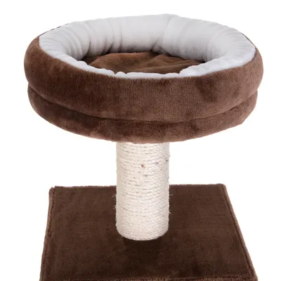 Kradsetræ med brun blød rund liggeplads øverst, hvid indvendig kant og sisalbeklædt søjle på firkantet brun bundplade. Materialer: stof og sisal.
