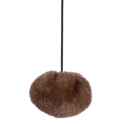 Brun, rund plysbold med snor, synlig tekstiloverflade. Ingen synlige mærker eller tekst.