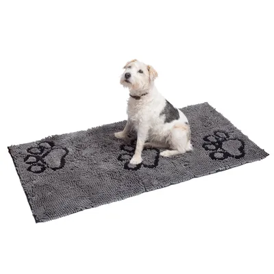 Grå hundmatta med svarta tassavtryck, en vit-svart hund sitter på den. Mattan visar design och storlek för husdjur.