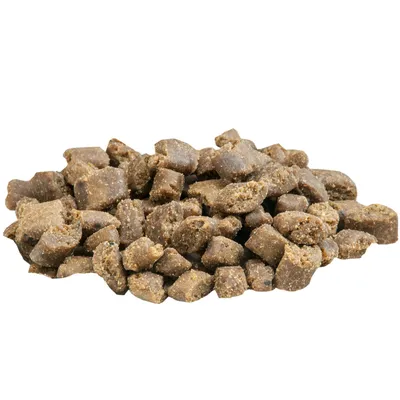 Nahaufnahme von braunen, würfelförmigen Trockenfutterstücken. Produktbeschreibung für Tiernahrung.