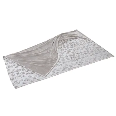 Siva deka s uzorkom šapa, jedan kut preklopljen, materijal izgleda kao tkanina. Vidljive su sive i bijele boje te otisnuti motivi psećih šapa.