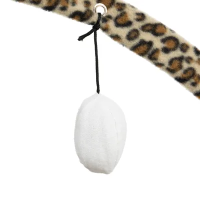Speelgoed van witte stof, opgehangen aan een boog met luipaardprint met zwart koord.
