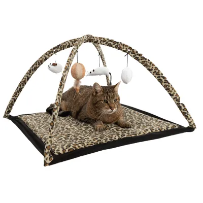 Speelmat met luipaardprint en speelboog, hangend speelgoed zoals muis, bal en veer. Kat ligt op de mat.