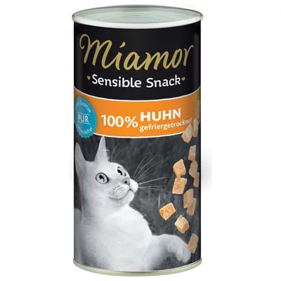 Кутия Miamor Sensible Snack за котки, надпис: 100% HUHN gefriergetrocknet. Изображение на котка и кубчета лакомства. Текстът е на немски език.