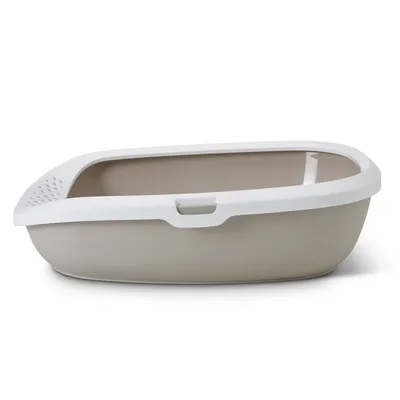 Bac à litière pour chat en plastique beige avec rebord blanc, entrée abaissée et surface antidérapante sur le côté gauche du rebord.
