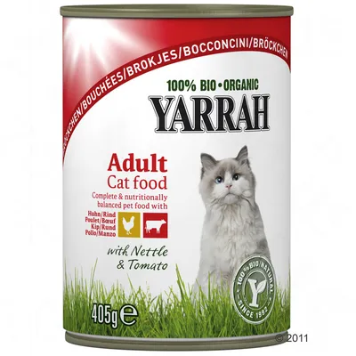 Boîte de nourriture pour chat adulte Yarrah 100 % bio, poulet et bœuf, avec ortie et tomate, 405 g. Texte visible en anglais et plusieurs langues. Image d’un chat sur l’emballage.