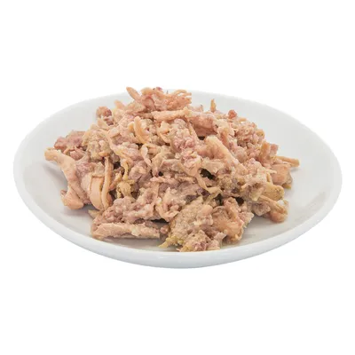 Nahaufnahme von zerkleinertem, servierfertigem Nassfutter auf einem weissen Teller.