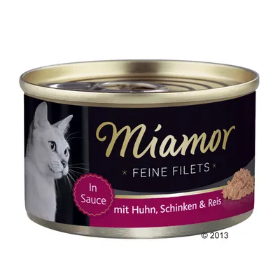 Boîte Miamor Feine Filets, texte visible : In Sauce mit Huhn, Schinken & Reis. Image d’un chat blanc sur l’étiquette. Texte en allemand.