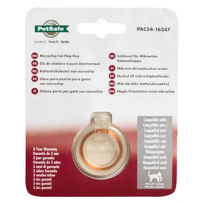 PetSafe microchip cat flap key in packaging, with multilingual product name, 3 year warranty information, and compatibility details shown on the front.