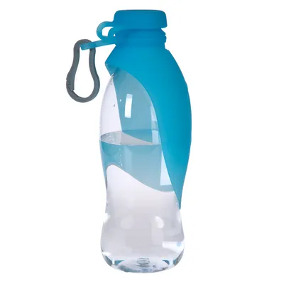 Trinkflasche mit blauem Silikonaufsatz und Karabinerhaken, geeignet für unterwegs.