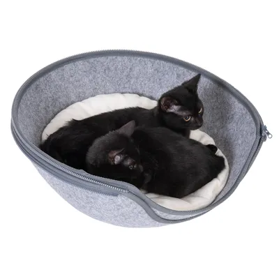 Grå, rund kattsäng med dragkedja och mjuk vit innervaddering. Två svarta katter ligger i den.