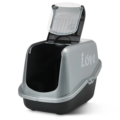 Toilette per gatti grigia con coperchio ribaltabile e scritta 'Love' sul lato. Coperchio con inserto trasparente e motivo a zampa.