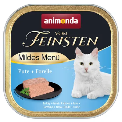 Animonda Vom Feinsten Mildes Menü индейка + форель. На изображении корм для кошек на черной тарелке и белая кошка.