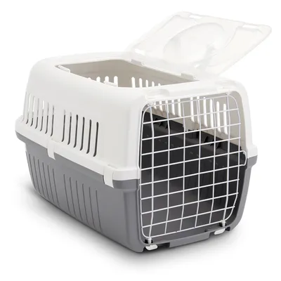 Caisse de transport en plastique gris et blanc avec porte avant en métal grillagé et ouverture supérieure transparente.