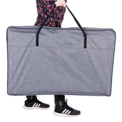 Person trägt eine grosse, graue Tragetasche mit zwei schwarzen Griffen. Tasche zeigt rechteckige Form und robustes Material.