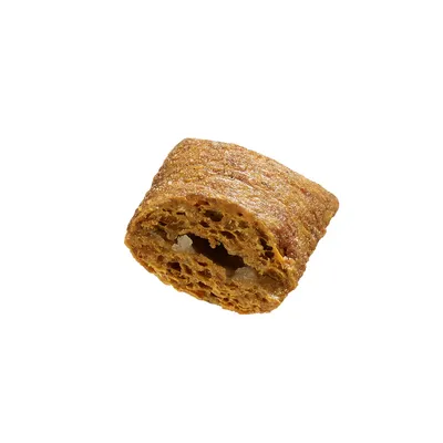 Nahaufnahme eines braunen, knusprigen Snacks mit einer offenen, luftigen Struktur und sichtbaren Füllung.