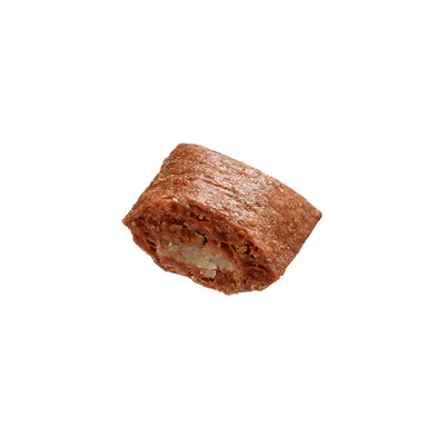 Nahaufnahme eines braunen Snacks mit knuspriger Aussenschicht und weisser Füllung, geeignet als Leckerli für Haustiere.