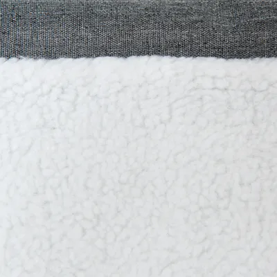Nahaufnahme von weissem, weichem Fleece-Material und grauem Stoff. Geeignet für Produktbeschreibung oder Materialdarstellung.