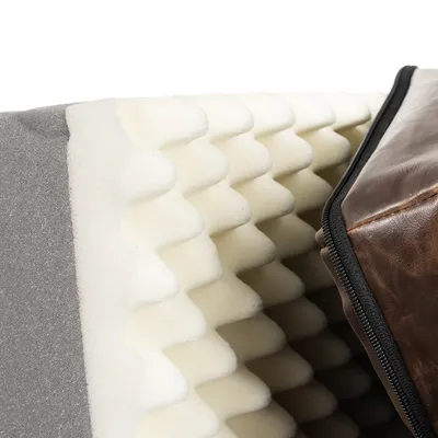 Detailný záber na penový materiál s vlnkovou štruktúrou a hnedým poťahom z umelej kože so zipsom.