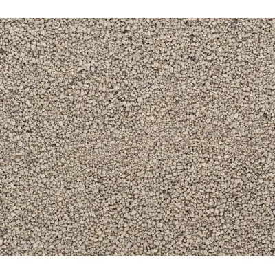 Närbild på ljusbrun kattsand med små korn av mineralmaterial, ingen förpackning eller text synlig.