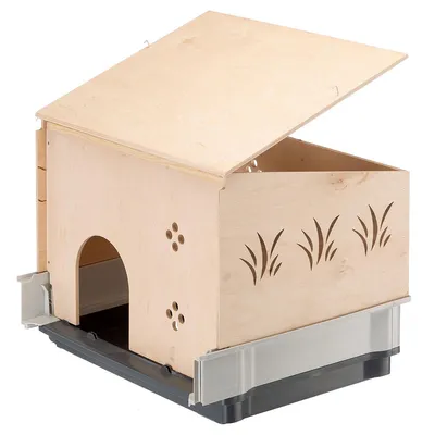 Fa kisállatház nyitható tetővel, oldalán fű mintás kivágásokkal és műanyag aljjal. Elöl íves bejárat és kör alakú szellőzőnyílások láthatók.