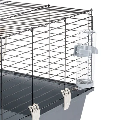 Kleintierkäfig mit Metall-Gitterwänden, Kunststoffboden und befestigter Trinkflasche aus transparentem Kunststoff.