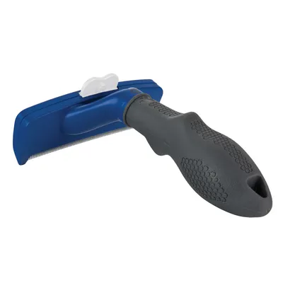 Cepillo para mascotas con mango ergonómico negro y cabezal azul, púas metálicas finas y botón blanco en la parte superior.