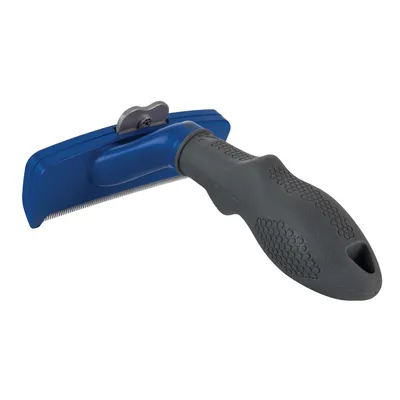 Cepillo quitapelos con mango ergonómico de plástico negro y azul, cabezal metálico con púas finas visibles.