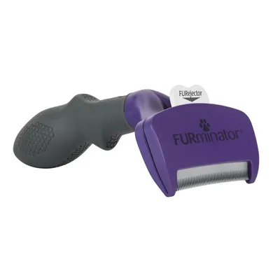 FURminator инструмент для ухода за шерстью с фиолетовой головкой и серой ручкой, видимое металлическое лезвие и кнопка FUREjector.
