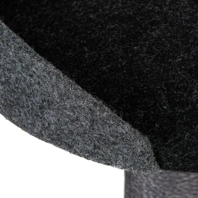 Gros plan sur une surface en feutre gris foncé et noir, montrant la texture du matériau. Aucun texte ou marque visible.