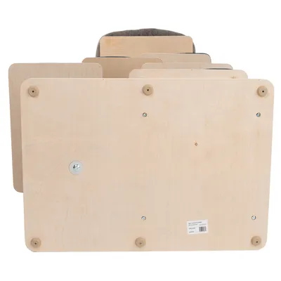 Holzplatten mit Schrauben und Befestigungselementen, geeignet für den Aufbau oder die Reparatur eines Möbelstücks. Etikett mit Produktinformationen sichtbar.