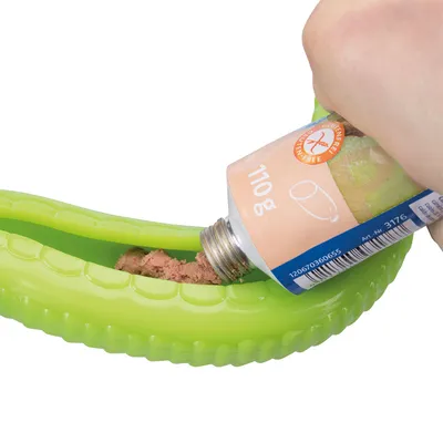 Tubo gioco verde riempito con alimento pastoso da un tubetto. Il tubetto mostra il simbolo senza glutine e peso di 110g.